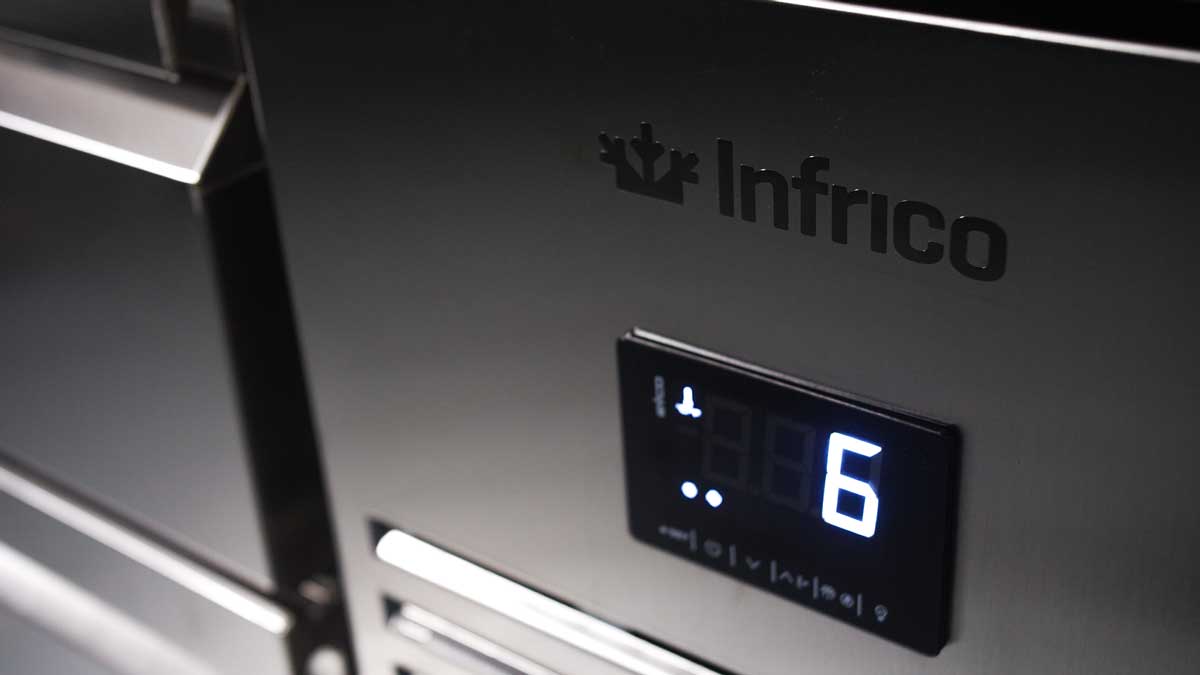 Logo de la empresa en vídeos de productos Infrico acompañado por un controlador digital