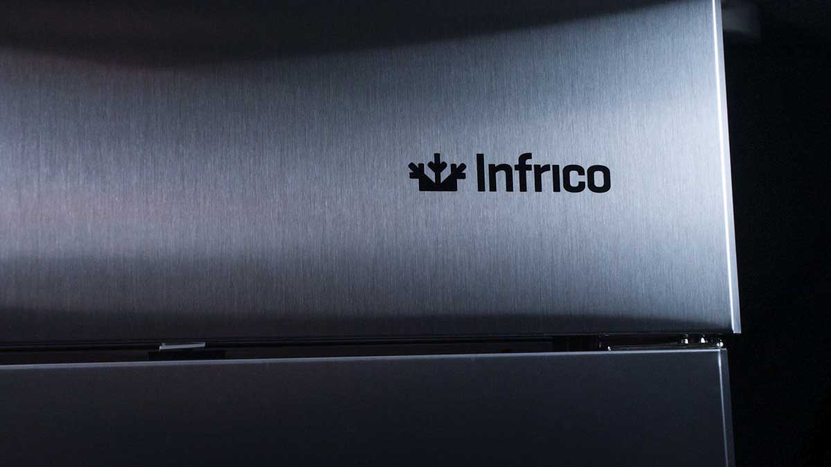 Logo de la empresa en vídeos de productos Infrico iluminado por una luz